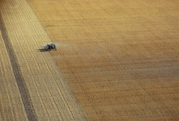 Un tracteur récoltant
